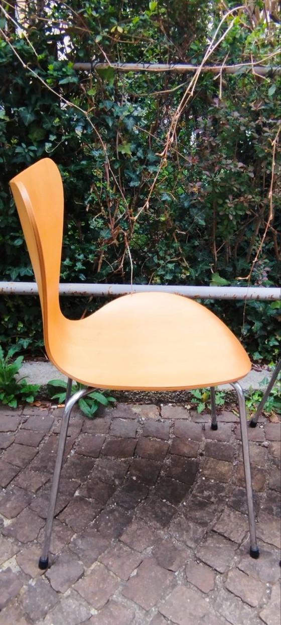 Image 1 of 2x Arne Jacobsen voor Fritz Hansen Serie 7 eetkamerstoelen/bijzettafels