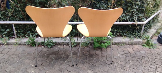 Image 1 of 2x Arne Jacobsen voor Fritz Hansen Serie 7 eetkamerstoelen/bijzettafels