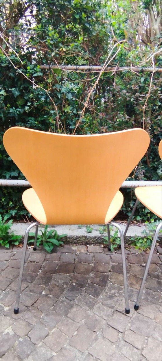 Image 1 of 2x Arne Jacobsen voor Fritz Hansen Serie 7 eetkamerstoelen/bijzettafels