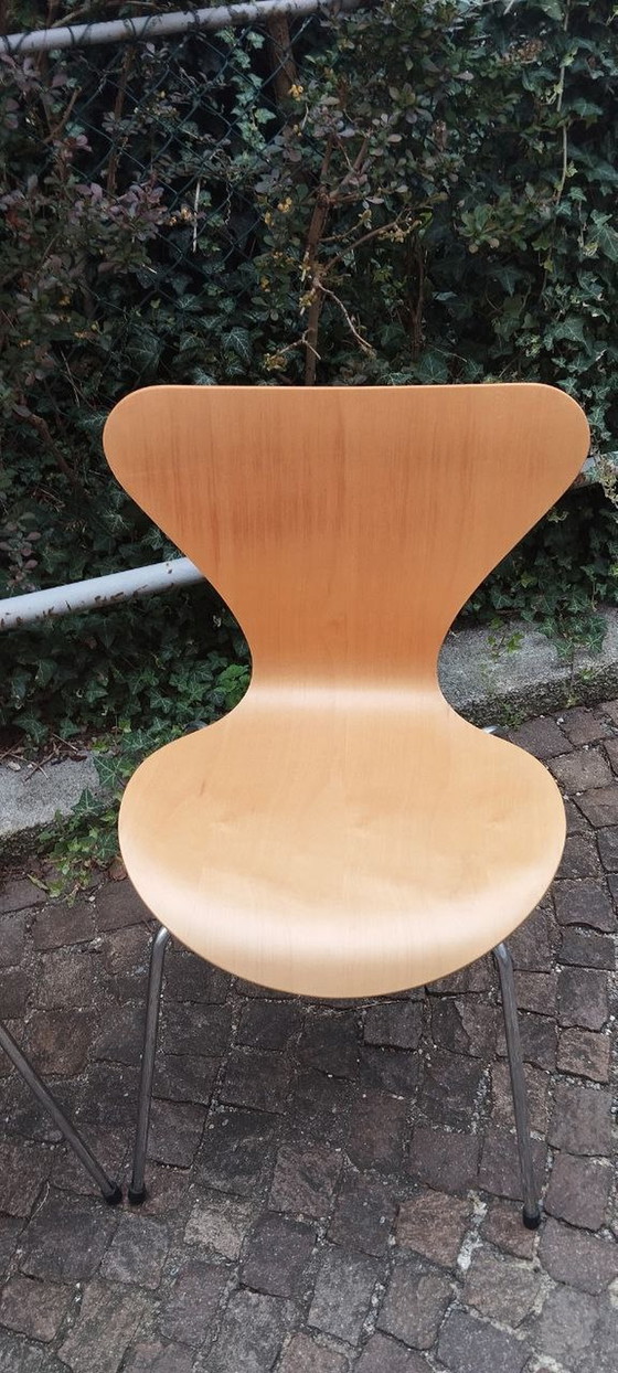 Image 1 of 2x Arne Jacobsen voor Fritz Hansen Serie 7 eetkamerstoelen/bijzettafels