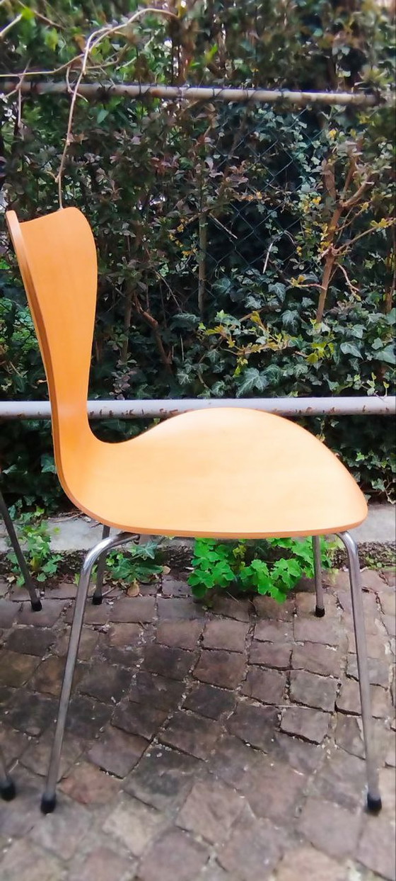 Image 1 of 2x Arne Jacobsen voor Fritz Hansen Serie 7 eetkamerstoelen/bijzettafels