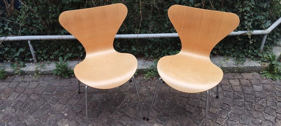 Image 1 of 2x Arne Jacobsen voor Fritz Hansen Serie 7 eetkamerstoelen/bijzettafels