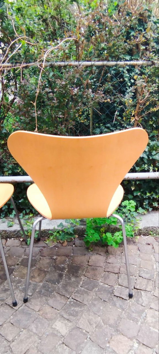 Image 1 of 2x Arne Jacobsen voor Fritz Hansen Serie 7 eetkamerstoelen/bijzettafels