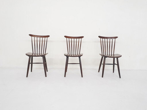 Drie vintage spijlenstoelen