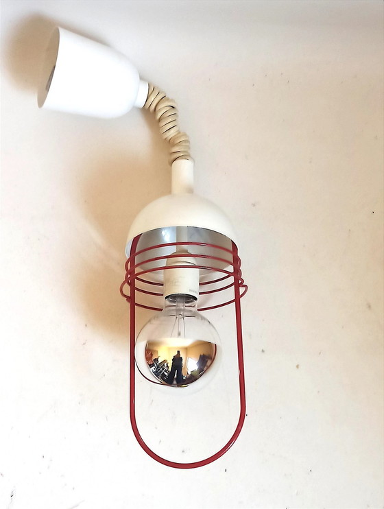 Image 1 of Witte en rode hanglamp uit de jaren 60