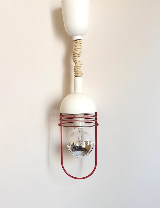 Image 1 of Witte en rode hanglamp uit de jaren 60