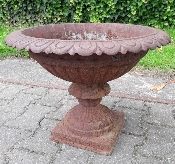 Image 1 of Brocante gietijzeren tuinvaas/louvrevaas 52 cm doorsnede 42 cm hoog