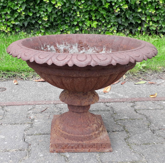 Image 1 of Brocante gietijzeren tuinvaas/louvrevaas 52 cm doorsnede 42 cm hoog