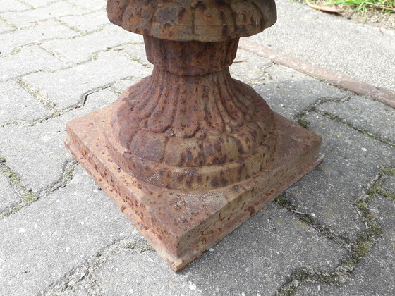 Image 1 of Brocante gietijzeren tuinvaas/louvrevaas 52 cm doorsnede 42 cm hoog