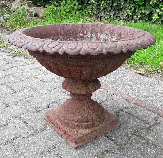 Image 1 of Brocante gietijzeren tuinvaas/louvrevaas 52 cm doorsnede 42 cm hoog