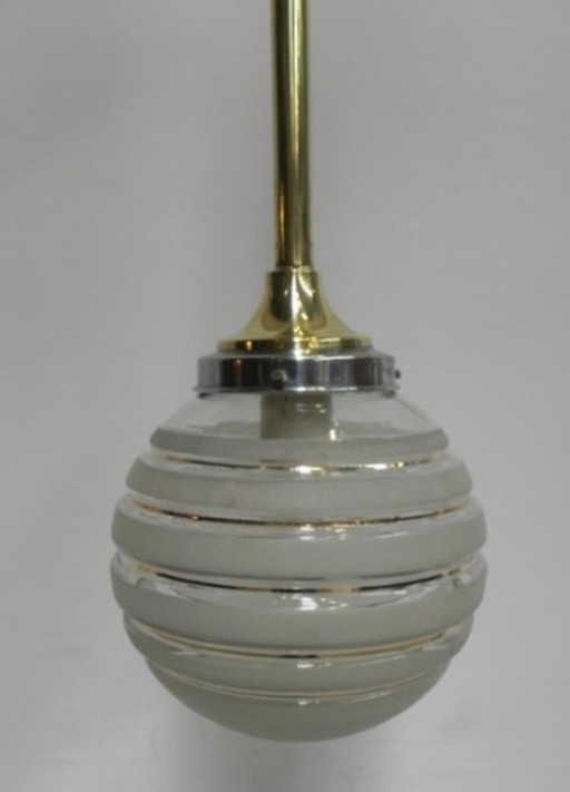 Art Deco hanglamp met glazen bol en messing armatuur