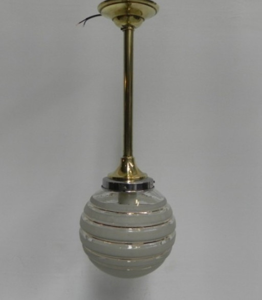 Art Deco hanglamp met glazen bol en messing armatuur