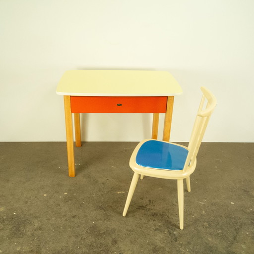 Kinderbureau met stoel, beuken en formica, 1960