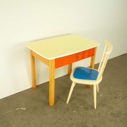 Kinderbureau met stoel, beuken en formica, 1960