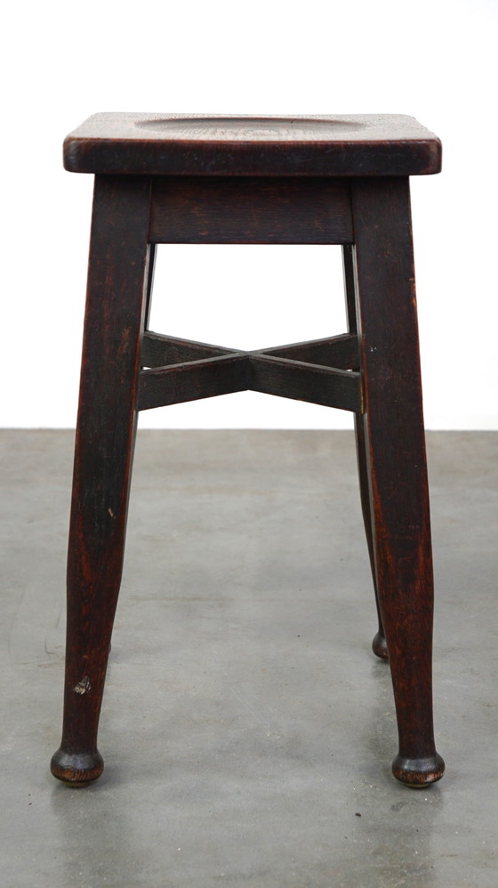 Image 1 of Engelse eikenhouten kruk/ stool met een vleugje art nouveau stijl, 54 cm hoog