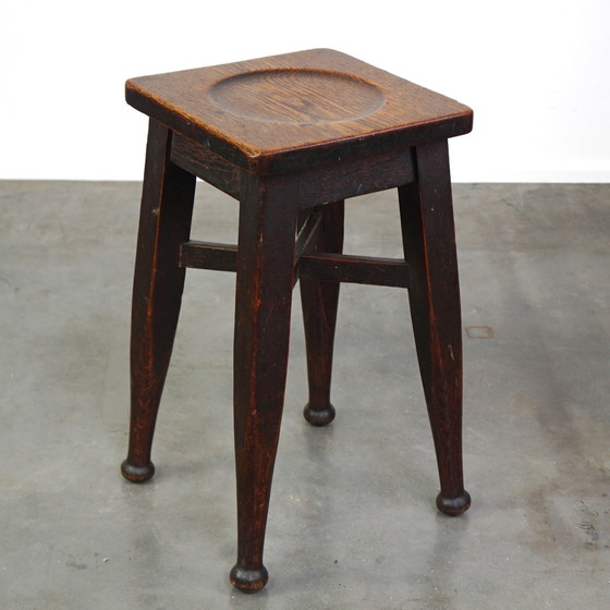 Image 1 of Engelse eikenhouten kruk/ stool met een vleugje art nouveau stijl, 54 cm hoog