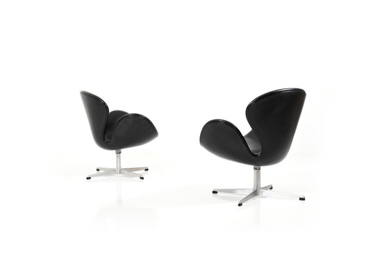 Image 1 of Mid-Century Swan Stoelen van Arne Jacobsen voor Fritz Hansen, Set van 2