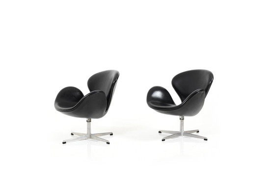 Image 1 of Mid-Century Swan Stoelen van Arne Jacobsen voor Fritz Hansen, Set van 2