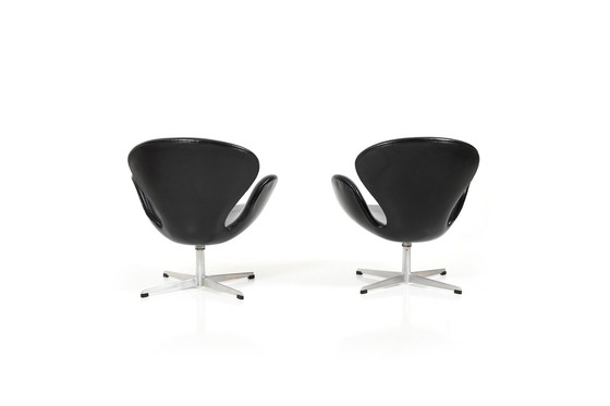 Image 1 of Mid-Century Swan Stoelen van Arne Jacobsen voor Fritz Hansen, Set van 2