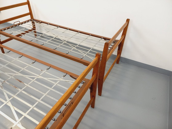 Image 1 of Paar oude eiken en metalen stapelbedden uit de jaren 60