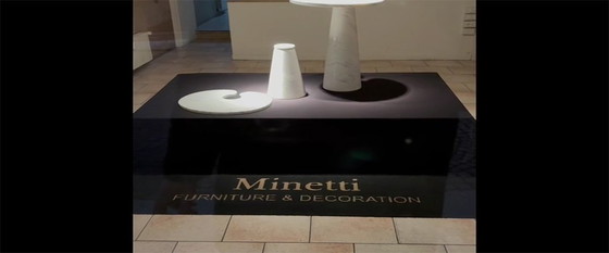 Image 1 of Paar vintage bijzettafels in wit Carrara marmer in stijl Angelo Mangiarotti, 1970