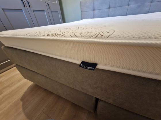 Image 1 of Recente Boxspring Met Ingewerkte Matras, Topper En 2 Topperovertrekken