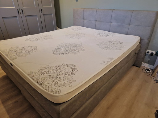 Recente Boxspring Met Ingewerkte Matras, Topper En 2 Topperovertrekken