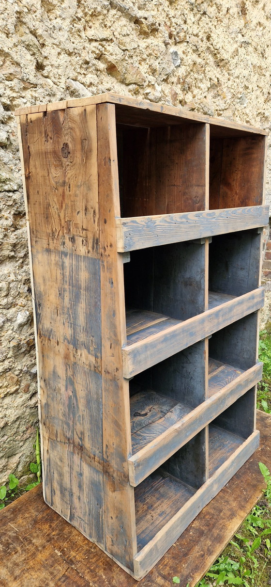 Image 1 of Ambachtelijk meubilair 8 lockers