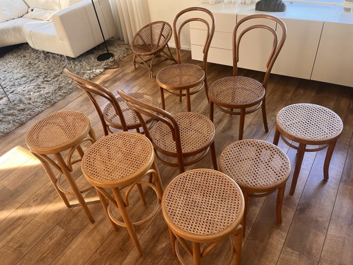 4x Thonet stoelen en 3x barkrukken