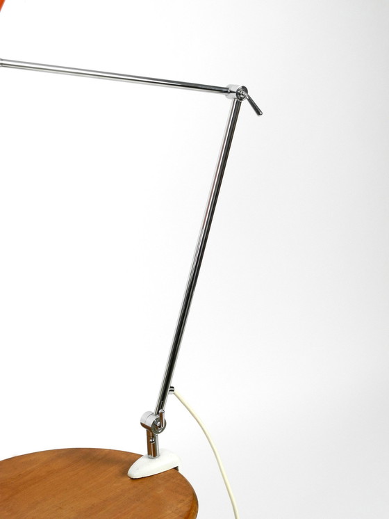 Image 1 of Zeer Elegante Italiaanse Mid Century Moderne Messing Joint Clamp Lamp met Rode Kegel Kap