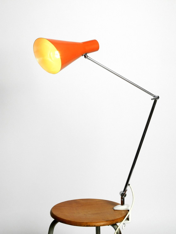 Image 1 of Zeer Elegante Italiaanse Mid Century Moderne Messing Joint Clamp Lamp met Rode Kegel Kap