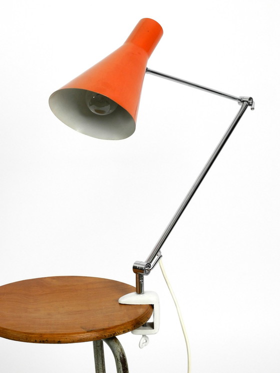 Image 1 of Zeer Elegante Italiaanse Mid Century Moderne Messing Joint Clamp Lamp met Rode Kegel Kap