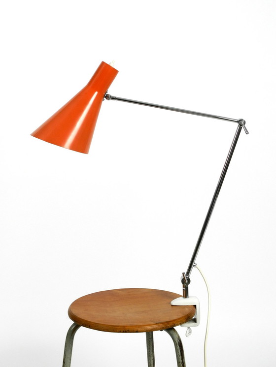 Image 1 of Zeer Elegante Italiaanse Mid Century Moderne Messing Joint Clamp Lamp met Rode Kegel Kap