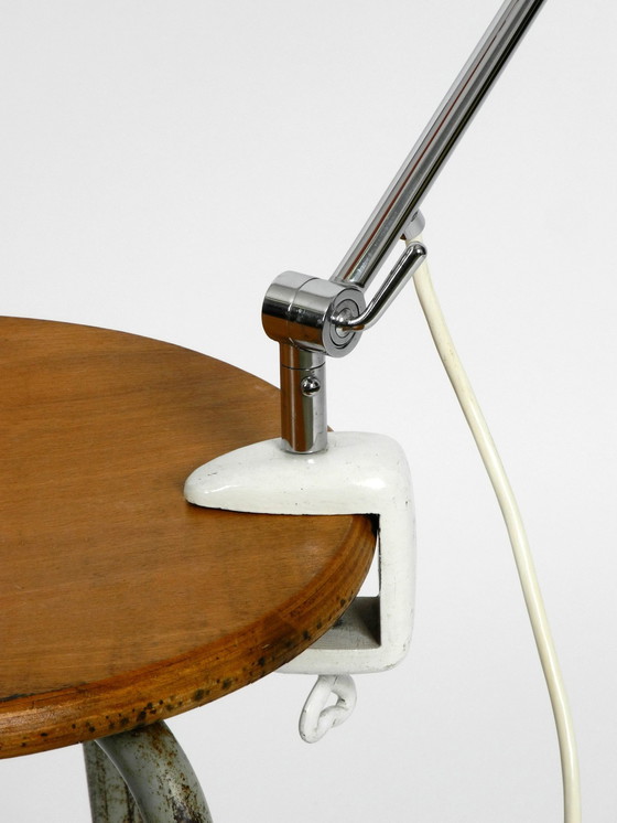 Image 1 of Zeer Elegante Italiaanse Mid Century Moderne Messing Joint Clamp Lamp met Rode Kegel Kap