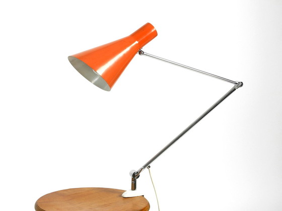 Image 1 of Zeer Elegante Italiaanse Mid Century Moderne Messing Joint Clamp Lamp met Rode Kegel Kap