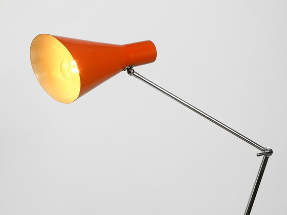 Image 1 of Zeer Elegante Italiaanse Mid Century Moderne Messing Joint Clamp Lamp met Rode Kegel Kap