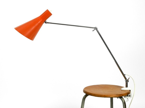 Image 1 of Zeer Elegante Italiaanse Mid Century Moderne Messing Joint Clamp Lamp met Rode Kegel Kap