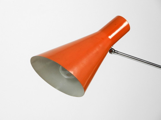 Image 1 of Zeer Elegante Italiaanse Mid Century Moderne Messing Joint Clamp Lamp met Rode Kegel Kap