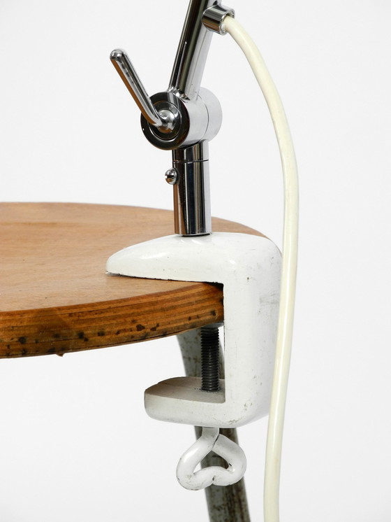 Image 1 of Zeer Elegante Italiaanse Mid Century Moderne Messing Joint Clamp Lamp met Rode Kegel Kap