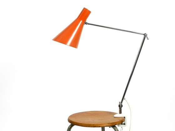 Image 1 of Zeer Elegante Italiaanse Mid Century Moderne Messing Joint Clamp Lamp met Rode Kegel Kap