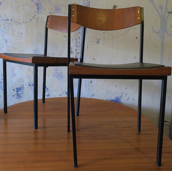 Image 1 of 2x Vintage Teak en IJzeren Stapelstoelen