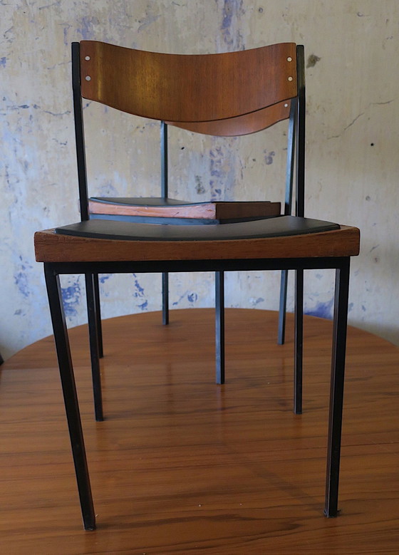 Image 1 of 2x Vintage Teak en IJzeren Stapelstoelen