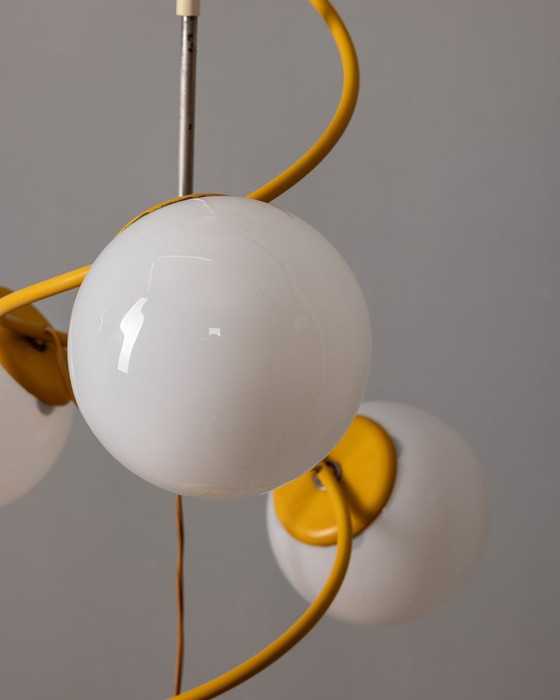 Image 1 of Vintage kroonluchter uit de jaren 70 Geel metaal en space age glas Italiaans ontwerp