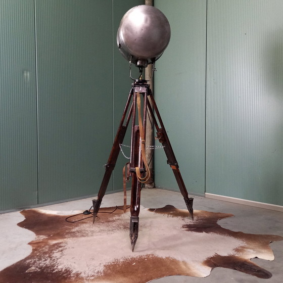 Image 1 of Vintage Militaire Vloerlamp Op Driepoot