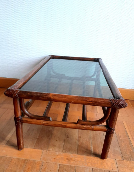 Image 1 of Vintage rotan en gerookt glas salontafel 1960