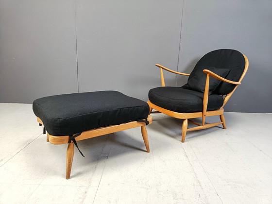 Image 1 of Vintage loungestoel met voetenbankje van Ercol, 1960S