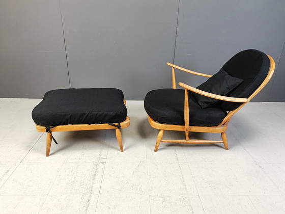 Image 1 of Vintage loungestoel met voetenbankje van Ercol, 1960S