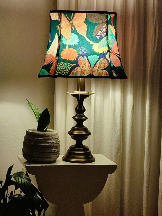 Image 1 of Vintage bureaulamp van messing, goudkleurig messing, bloemen en vlinders