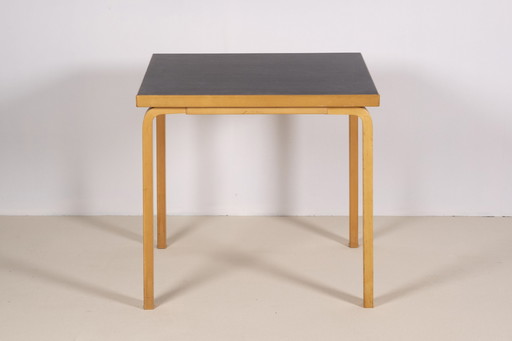 1X vierkante tafel Alvar Aalto 81C van Artek, 1970S