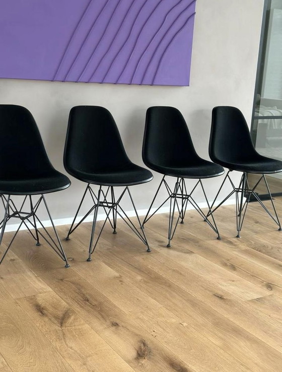 Image 1 of 4x Vitra Eames DSR stoelen